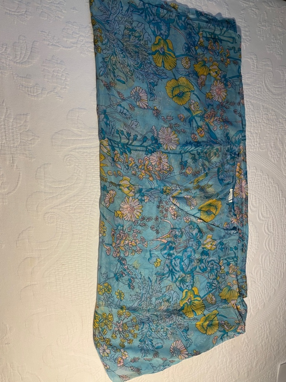 Beach Cover-up. Delicately fabric & flows with lights colors at the beach. - Picture 16 of 16